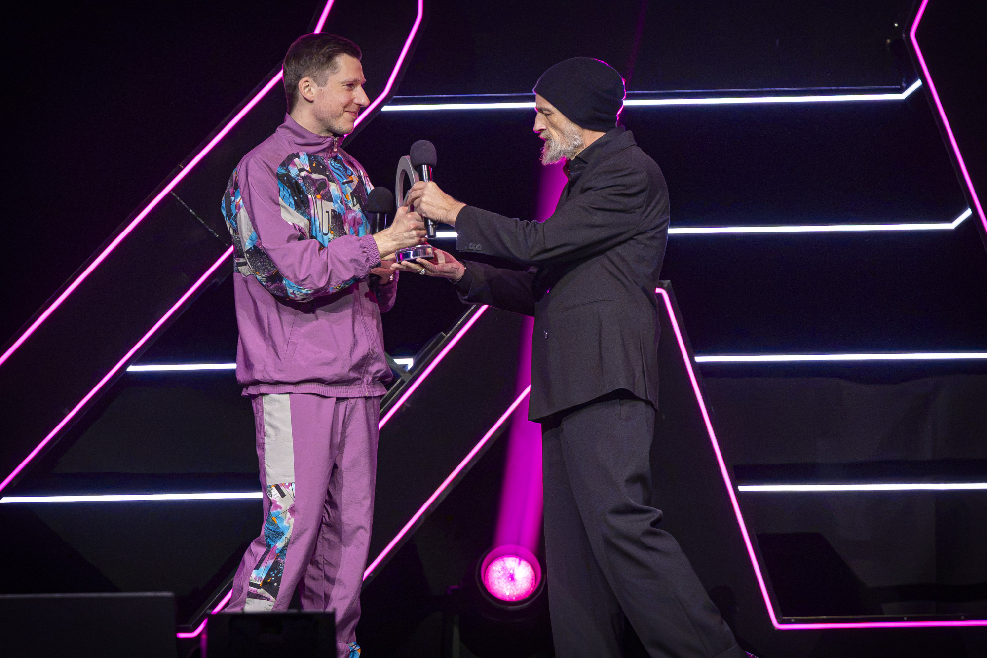 Torsten Sträter überreicht Björn den Deutschen Comedypreis 2026